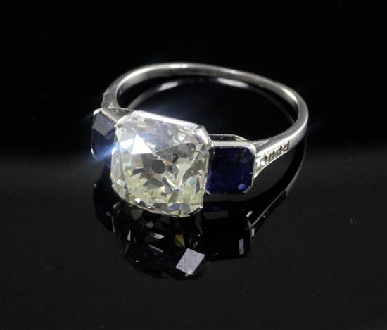 An impressive 1920s/1930s platinum and three stone diamond and sapphire ring, size O.